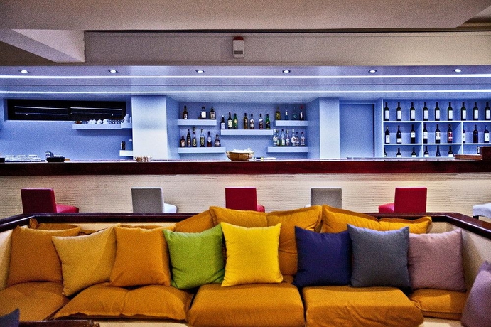 Imagen del bar/restaurante del Hotel Aeolos Bay. Foto 2