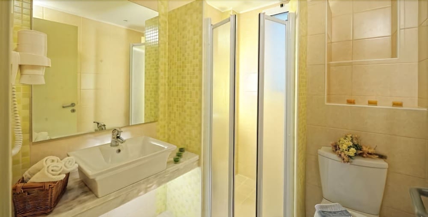 Imagen de la habitación del Hotel Aeolos Beach Resort. Foto 11