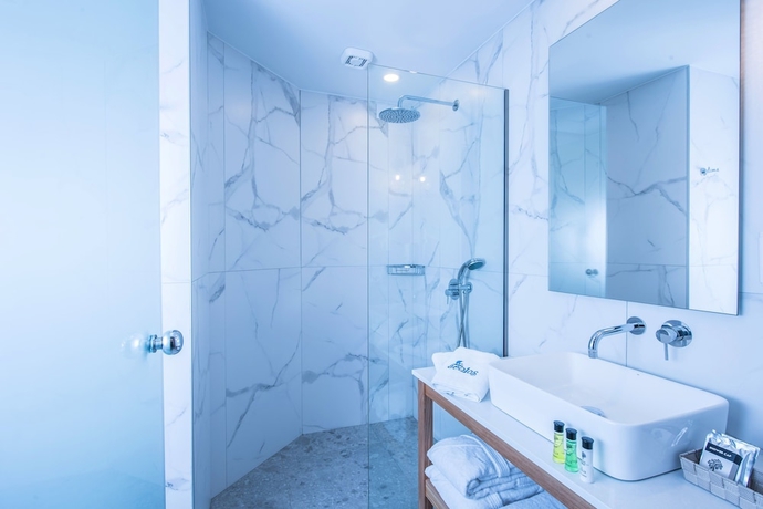 Imagen de la habitación del Hotel Aeolos Beach Resort. Foto 13