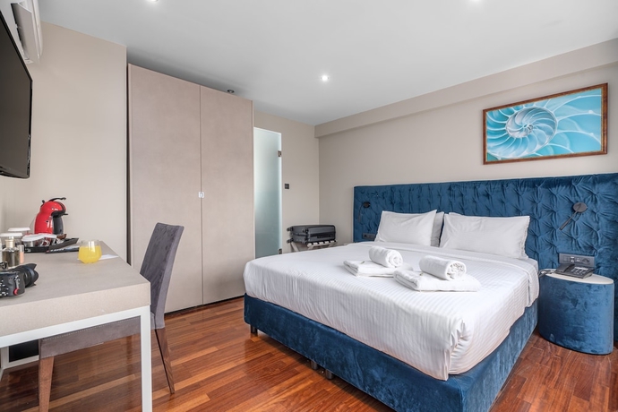 Imagen de la habitación del Hotel Aeolos Luxury Suites. Foto 16