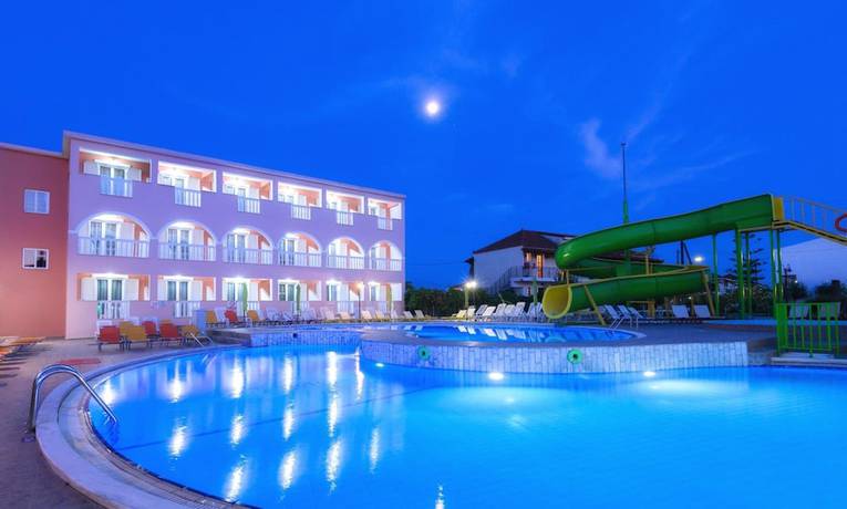 Imagen de la piscina del Hotel Aeon. Foto 16