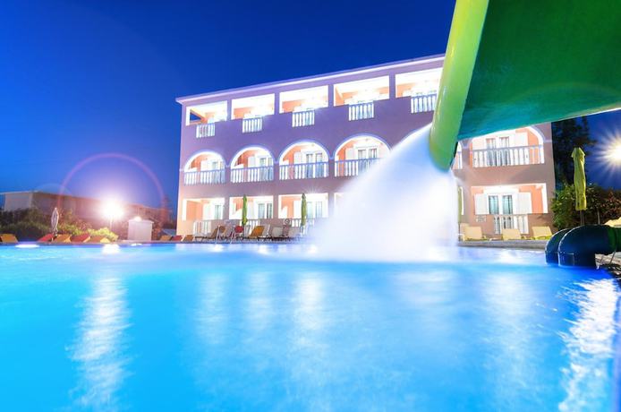 Imagen de la piscina del Hotel Aeon. Foto 17