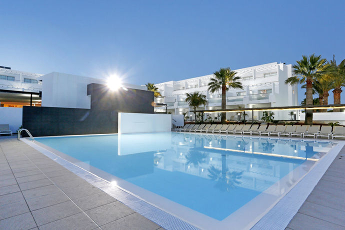 Imagen de la piscina del Hotel Aequora Lanzarote Suites. Foto 14