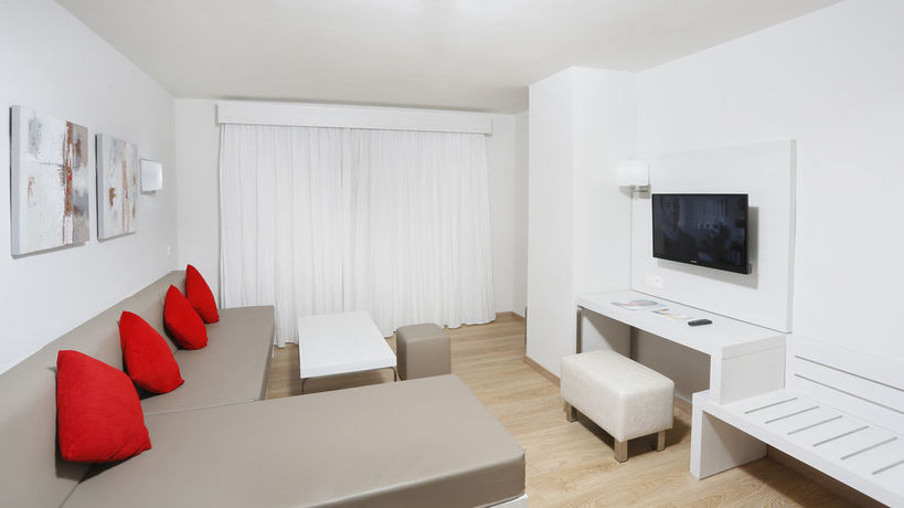 Imagen de la habitación del Hotel Aequora Lanzarote Suites. Foto 13