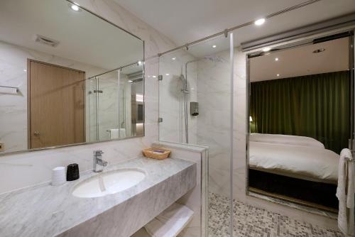 Imagen de la habitación del Hotel Aeris International. Foto 8
