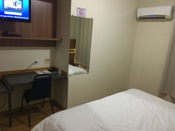 Imagen de la habitación del Hotel Aero Park. Foto 7