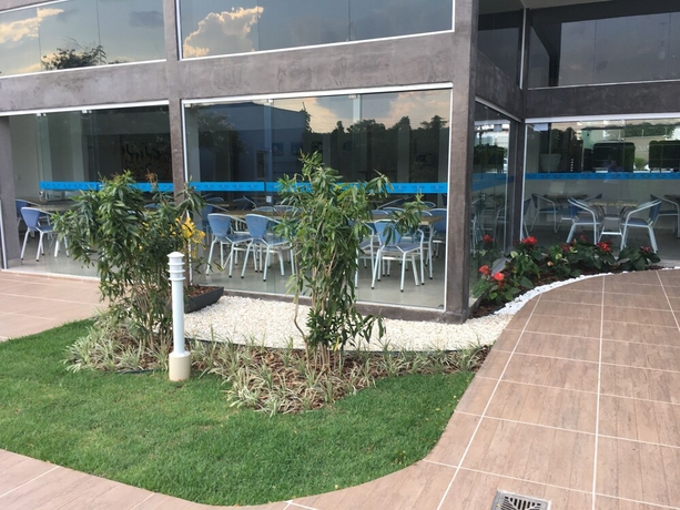 Imagen de la piscina del Hotel Aero Park. Foto 15