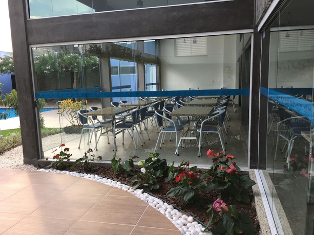 Imagen de la piscina del Hotel Aero Park. Foto 16