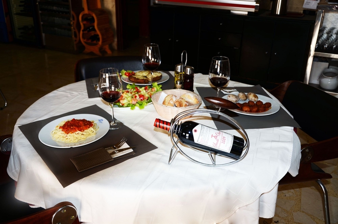 Imagen del bar/restaurante del Hotel Aeropuerto Sur. Foto 7