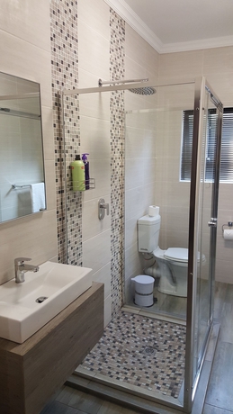 Imagen de la habitación del Hotel Aerotropolis Guest Lodge. Foto 8