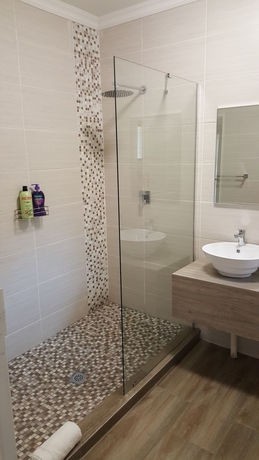 Imagen de la habitación del Hotel Aerotropolis Guest Lodge. Foto 9