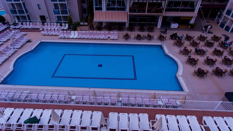 Imagen de la piscina del Hotel Aes Club. Foto 18