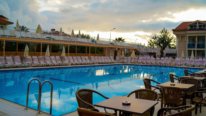 Imagen de la piscina del Hotel Aes Club. Foto 19