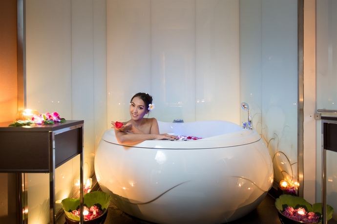 Imagen de la piscina del Hotel Aetas Bangkok. Foto 14