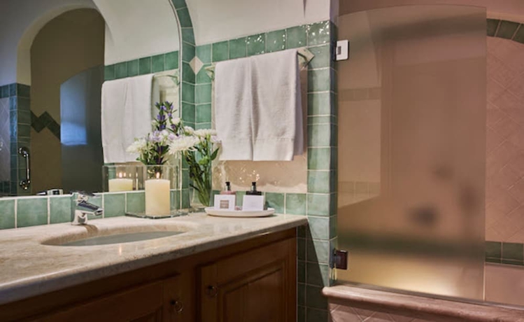 Imagen de la habitación del Hotel Aethos Sardinia. Foto 17