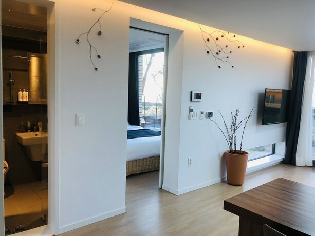 Imagen de la habitación del Hotel Aewol Bada Town House. Foto 14