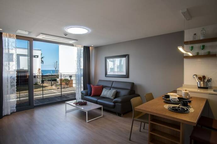 Imagen de la habitación del Hotel Aewol Bada Town House. Foto 15