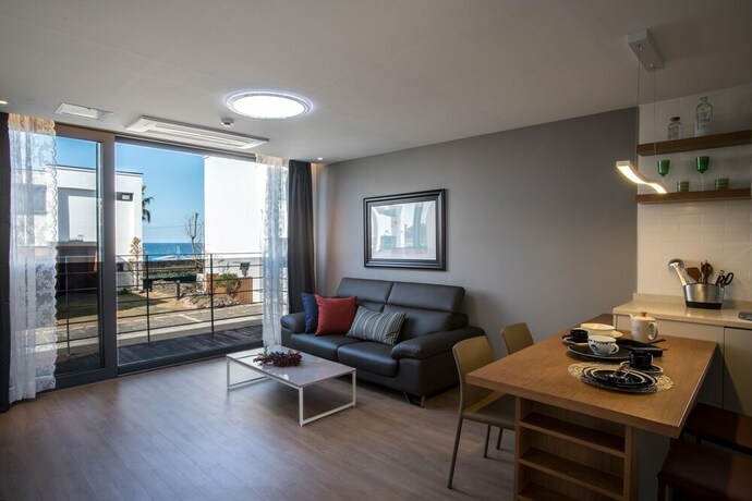 Imagen de la habitación del Hotel Aewol Bada Town House. Foto 24