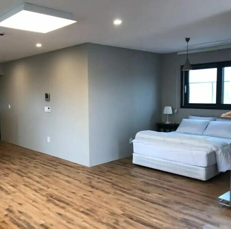 Imagen de la habitación del Hotel Aewol Brick House. Foto 30
