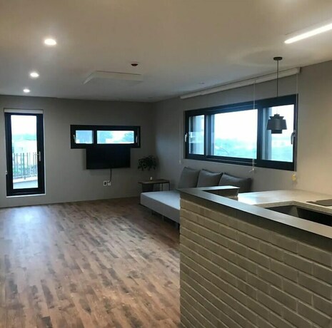 Imagen de la habitación del Hotel Aewol Brick House. Foto 31