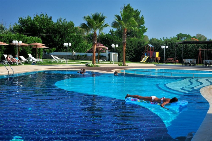 Imagen de la piscina del Hotel Afandou Bay Suites. Foto 11