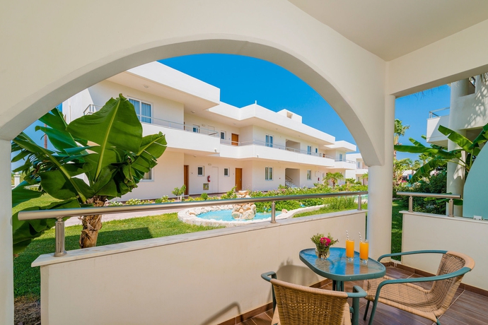 Imagen de los exteriores del Hotel Afandou Bay Suites. Foto 9