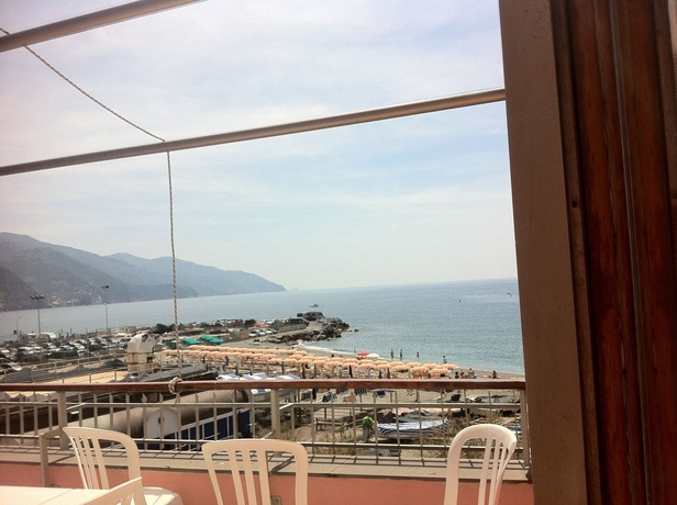 Imagen de los exteriores del Hotel Affittacamere Lo Scoglio. Foto 10