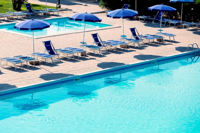 Imagen de la piscina del Hotel African Beach. Foto 16