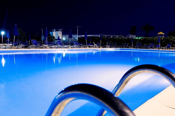 Imagen de la piscina del Hotel African Beach. Foto 17