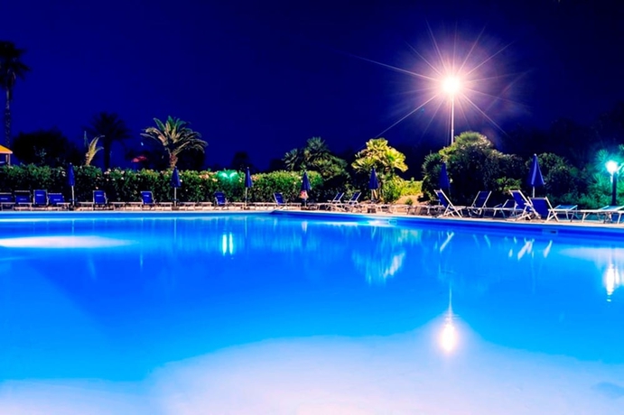 Imagen de la piscina del Hotel African Beach. Foto 18