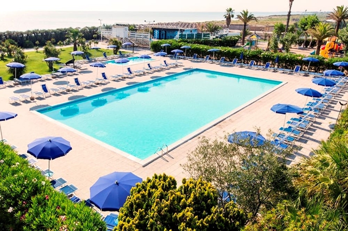 Imagen de la piscina del Hotel African Beach. Foto 19