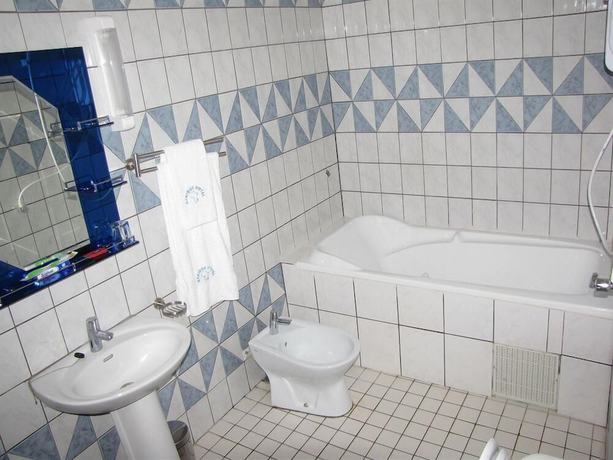 Imagen de la habitación del Hotel Afrique Douala Airport. Foto 14