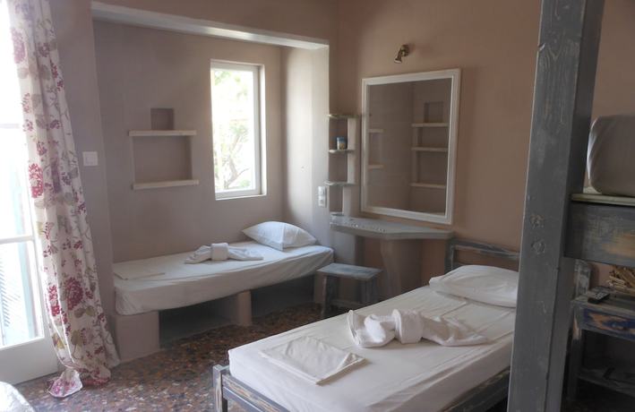 Imagen de la habitación del Hotel Afrodite, Tinos. Foto 2