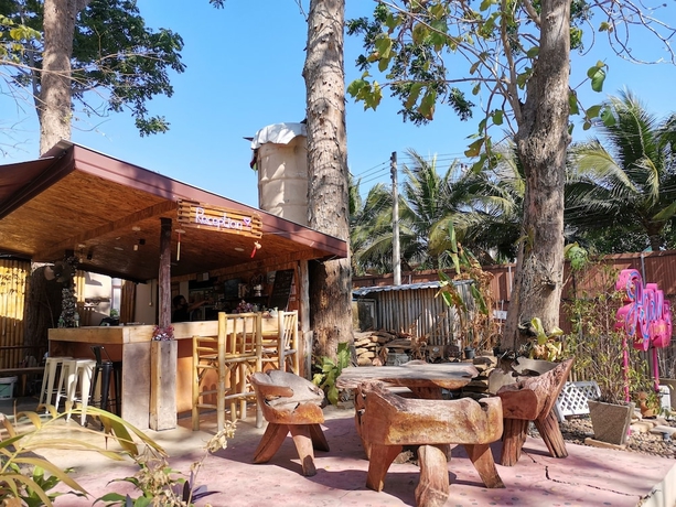 Imagen de los interiores del Hotel Again At Naiharn Beach. Foto 18