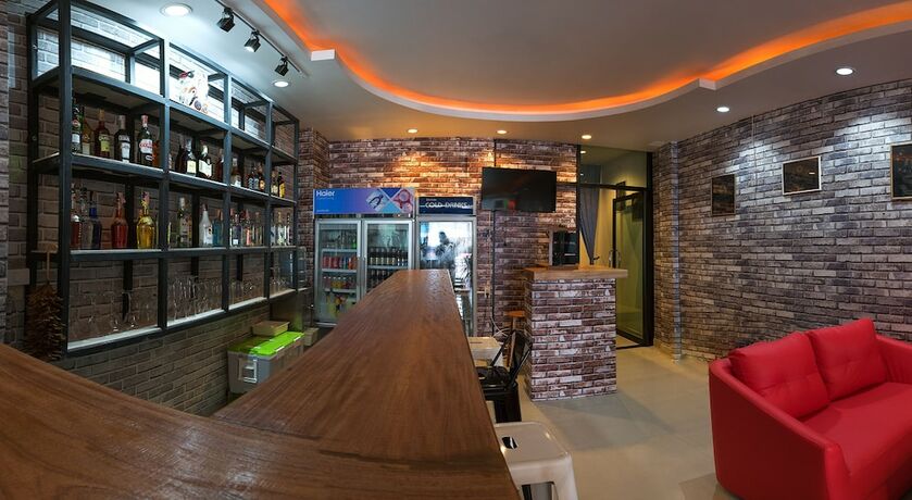 Imagen del bar/restaurante del Hotel Again Thaicharm House At Patong Beach. Foto 14