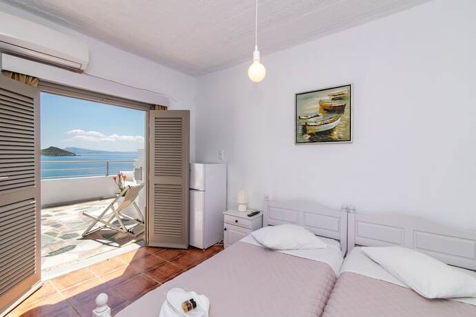 Imagen de la habitación del Hotel Agali Bay. Foto 15