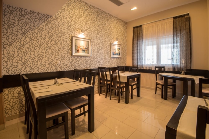 Imagen del bar/restaurante del Hotel Agava, Jazine. Foto 3