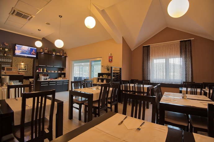 Imagen del bar/restaurante del Hotel Agava, Jazine. Foto 4