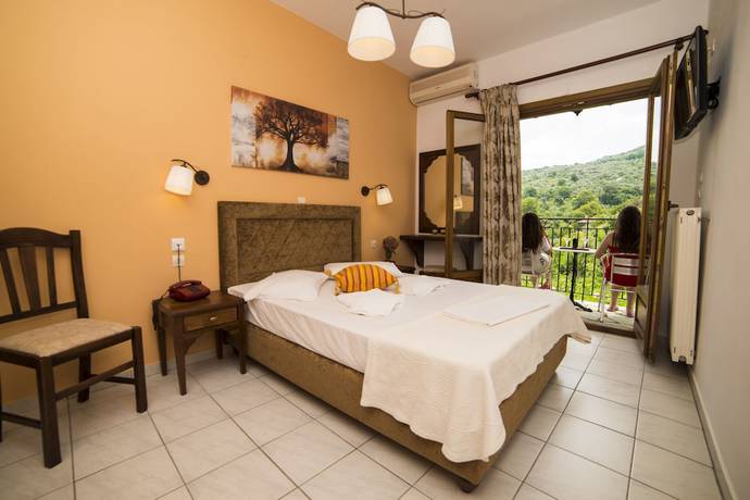 Imagen de la habitación del Hotel Agnadi-Horefto. Foto 17