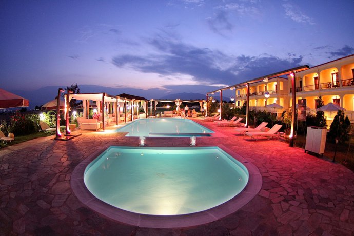 Imagen de la piscina del Hotel Agnatio Spa. Foto 16