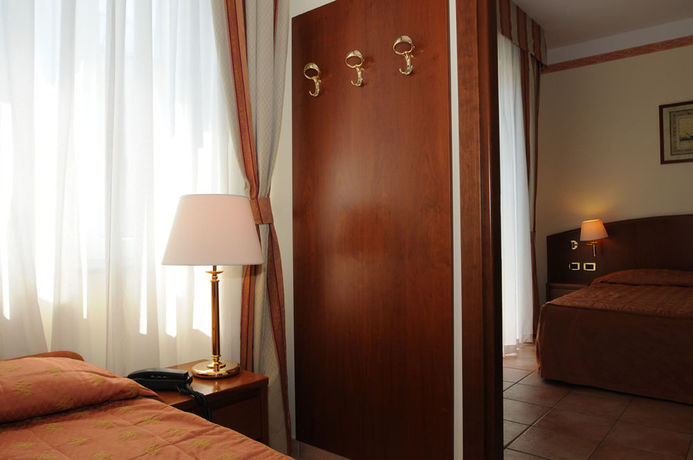 Imagen de los exteriores del Hotel Agostini. Foto 12