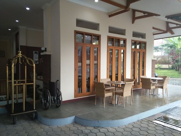 Imagen de los interiores del Hotel Ahadiat and Bungalow, Sukagalih. Foto 15