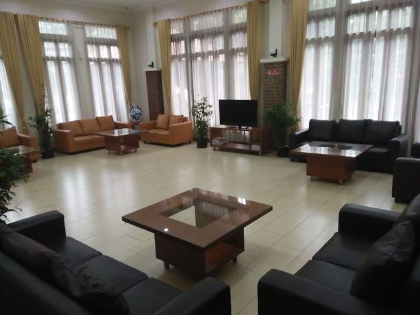 Imagen de los interiores del Hotel Ahadiat and Bungalow, Sukagalih. Foto 16