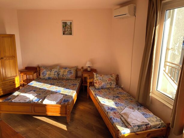 Imagen de la habitación del Hotel Aheloy. Foto 15