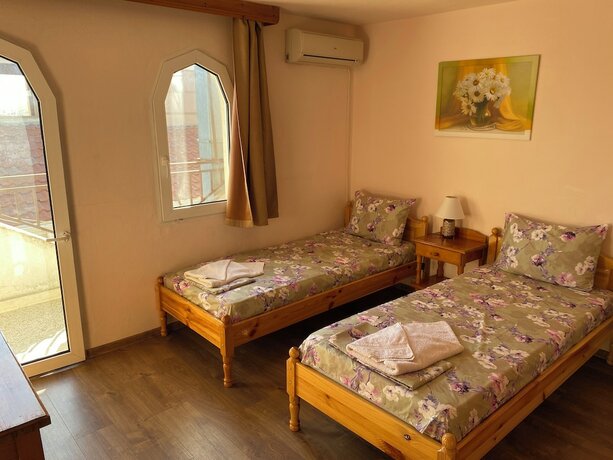 Imagen de la habitación del Hotel Aheloy. Foto 17