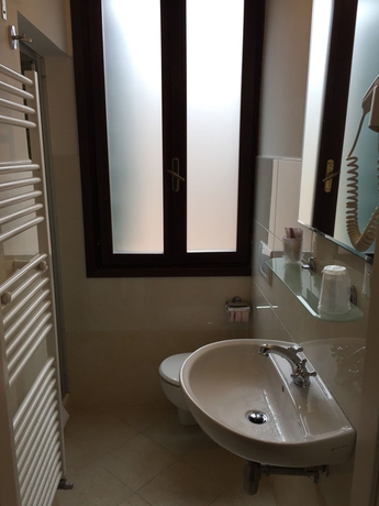 Imagen de la habitación del Hotel Ai Tolentini. Foto 4