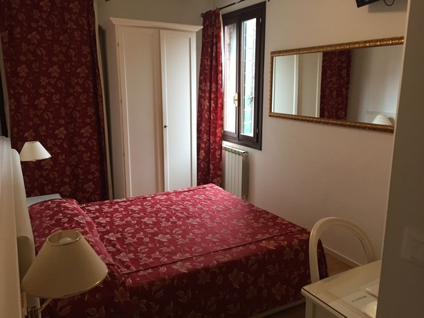 Imagen de la habitación del Hotel Ai Tolentini. Foto 6