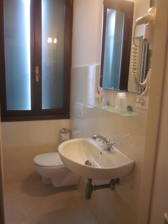 Imagen de la habitación del Hotel Ai Tolentini. Foto 13