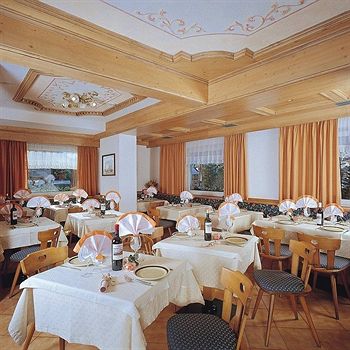 Imagen de la habitación del Hotel Ai Zirmes. Foto 6