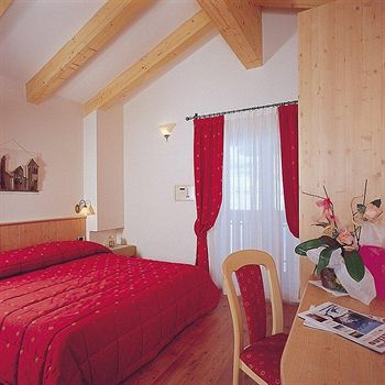 Imagen de la piscina del Hotel Ai Zirmes. Foto 11